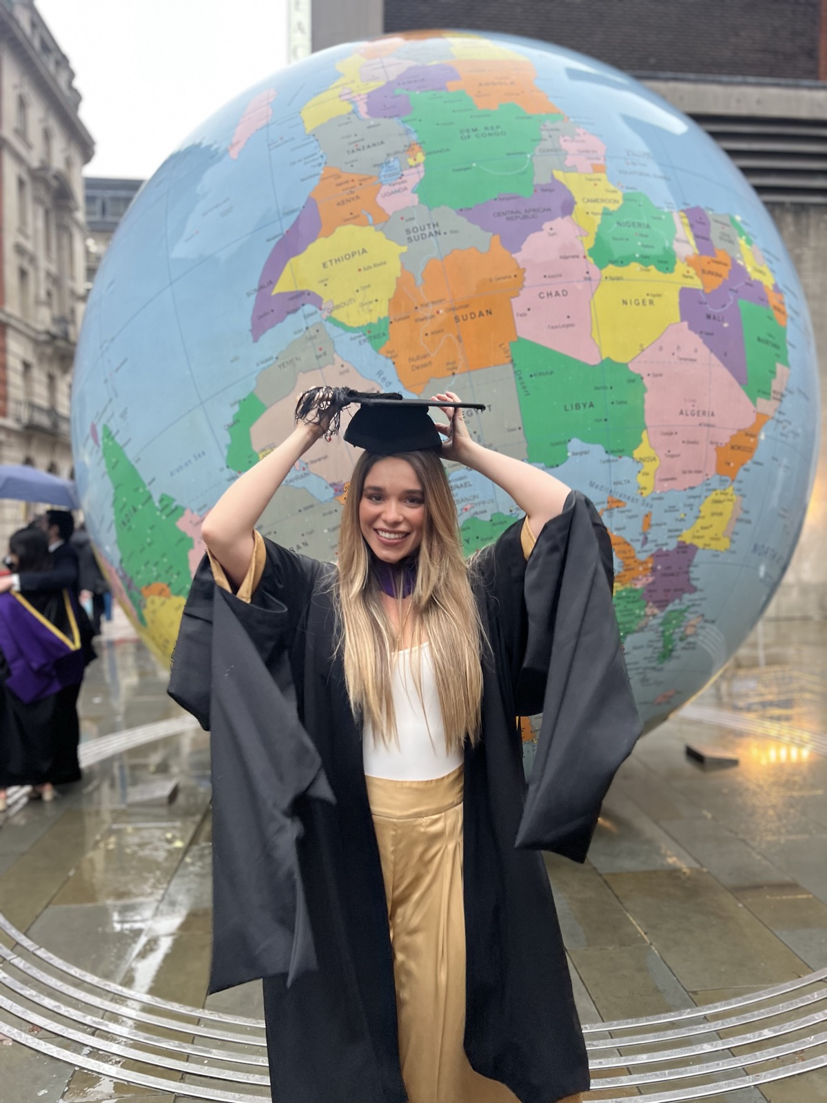 Laura Calle con un globo terráqueo